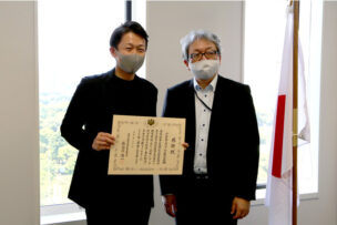 DDS代表熊谷（左）と関東信越厚生局麻薬取締部長