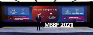 MBBF 2021で5Gの展開についてスピーチを行う胡厚崑