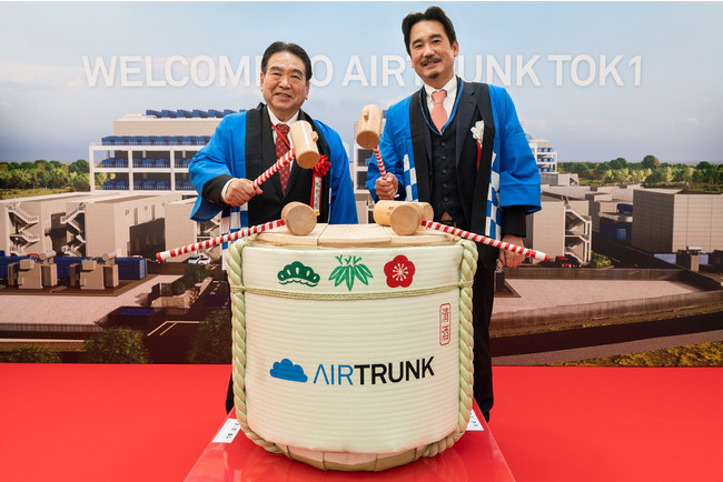 AirTrunk TOK1オープニングセレモニーで鏡開きをする印西市 板倉正直市長（左）とAirTrunk日本代表 松下典弘（右）