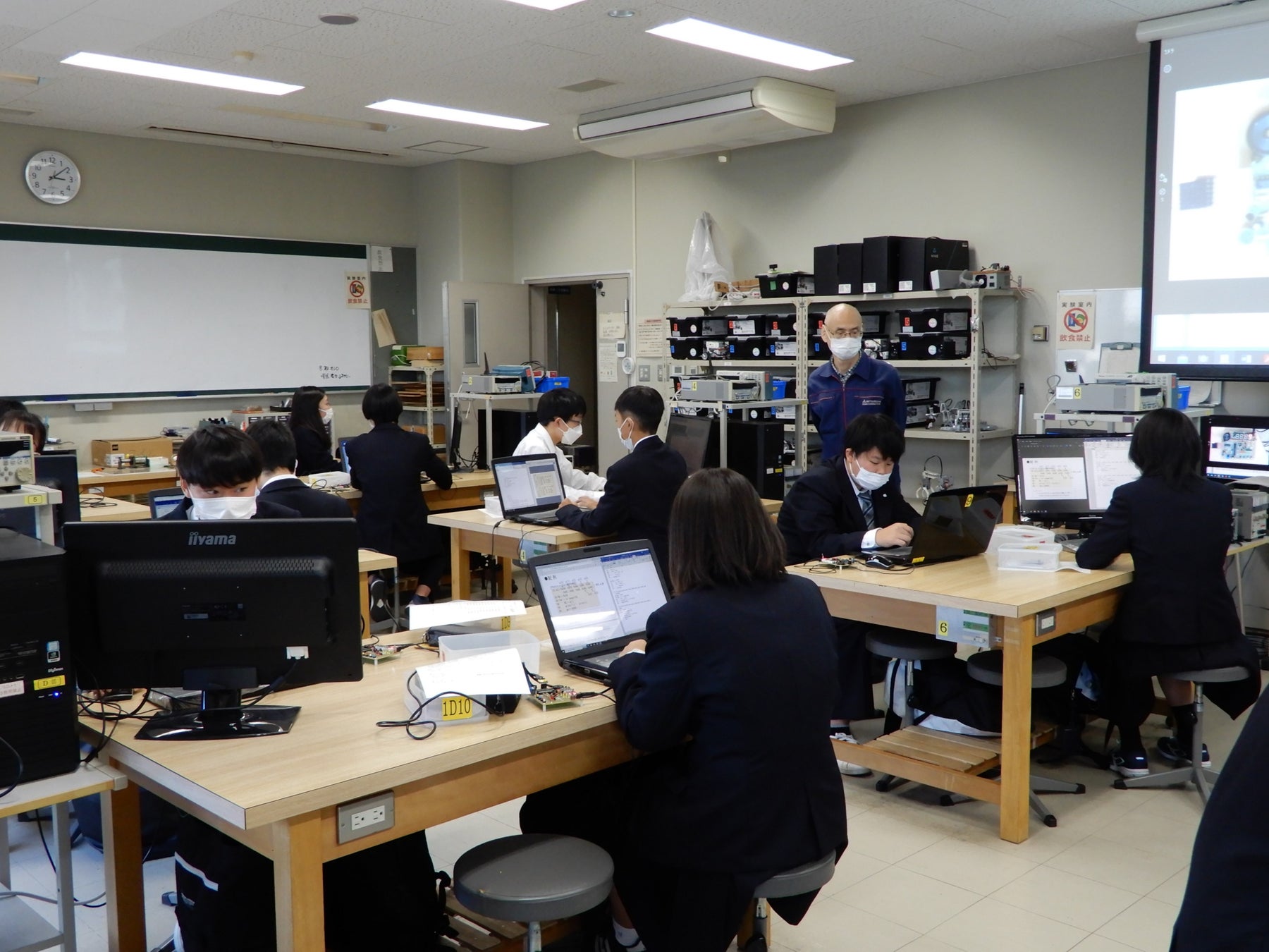 新居浜高専PICマイコン学習キットVer.3を用いてプログラミングを学習する授業風景