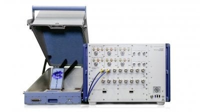 Nothing Phone (1)の研究開発には、R&S CMWZ10シールドボックスとR&S CMX500ワンボックス・シグナリン グ・テスタが使われました。
