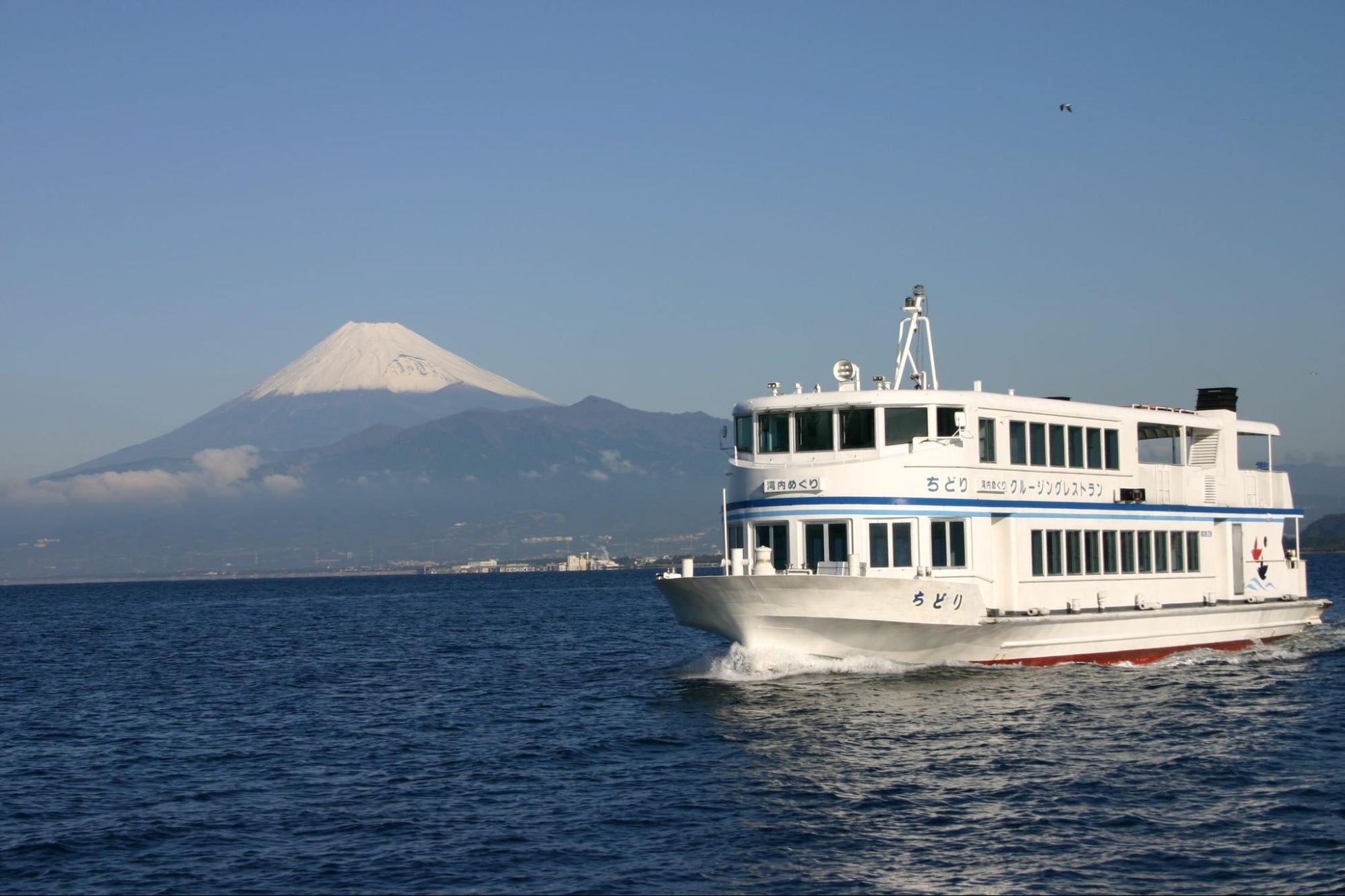＜日本一高い富士山と日本一深い駿河湾の間を進む「ちどり沼津港遊覧船」＞