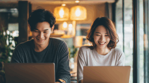 日本でおすすめのVPNを利用しパソコンで快適に安全に作業をする男女