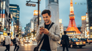 格安SIM各社の1月最新キャンペーン比較のため、スマートフォンを使用している現代日本の街中のシーン。